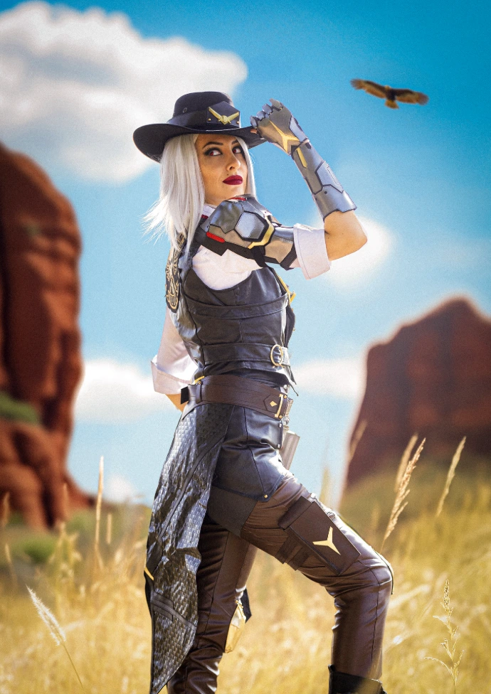 Cosplay Ashe Overwatch por Soyittara con traje de vaquera y sombrero negro