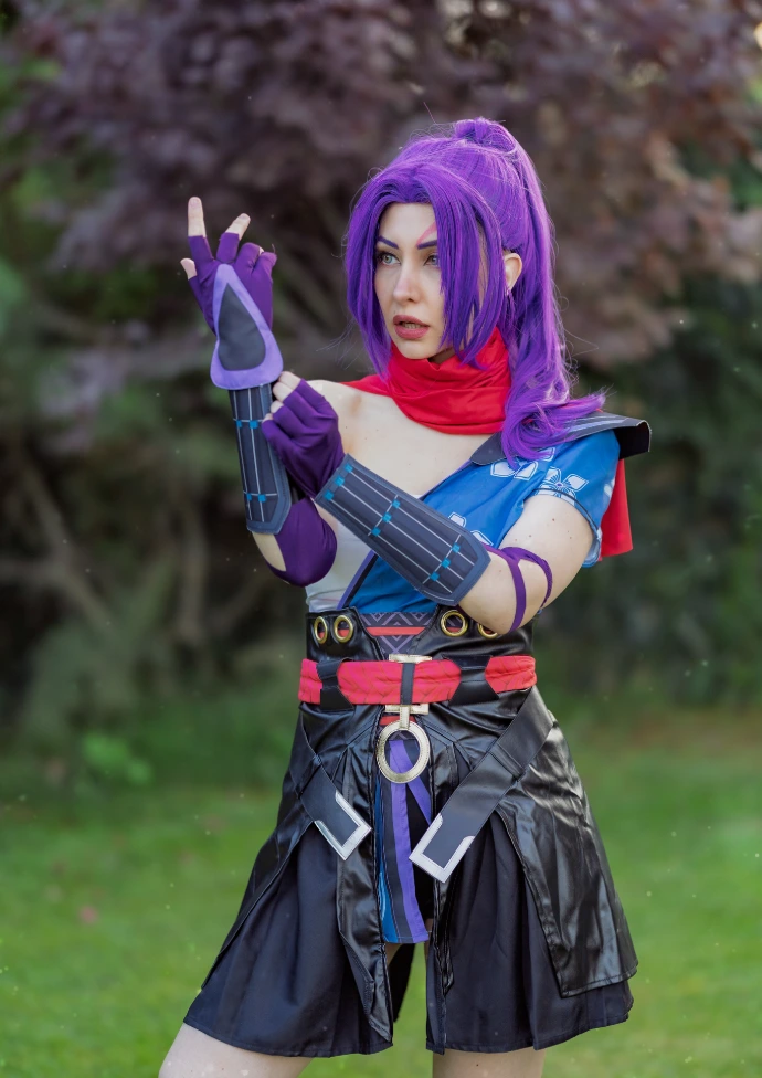 Soyittara caracterizada como Psylocke posando en fotografía profesional
