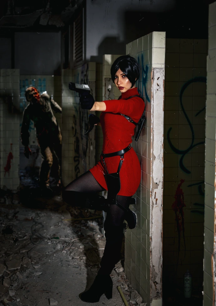 Cosplay Ada Wong Resident Evil por Soyittara con vestido rojo y pistola