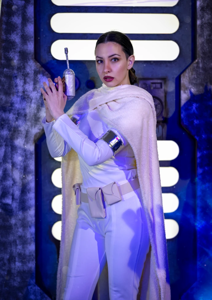 Cosplay Padmé Amidala Star Wars traje blanco con capa y blaster por Soyittara