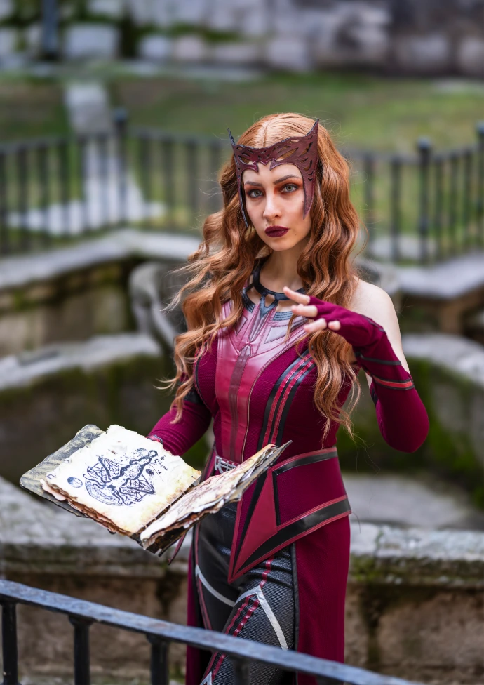Cosplay Bruja Escarlata Wanda Maximoff Marvel con Darkhold