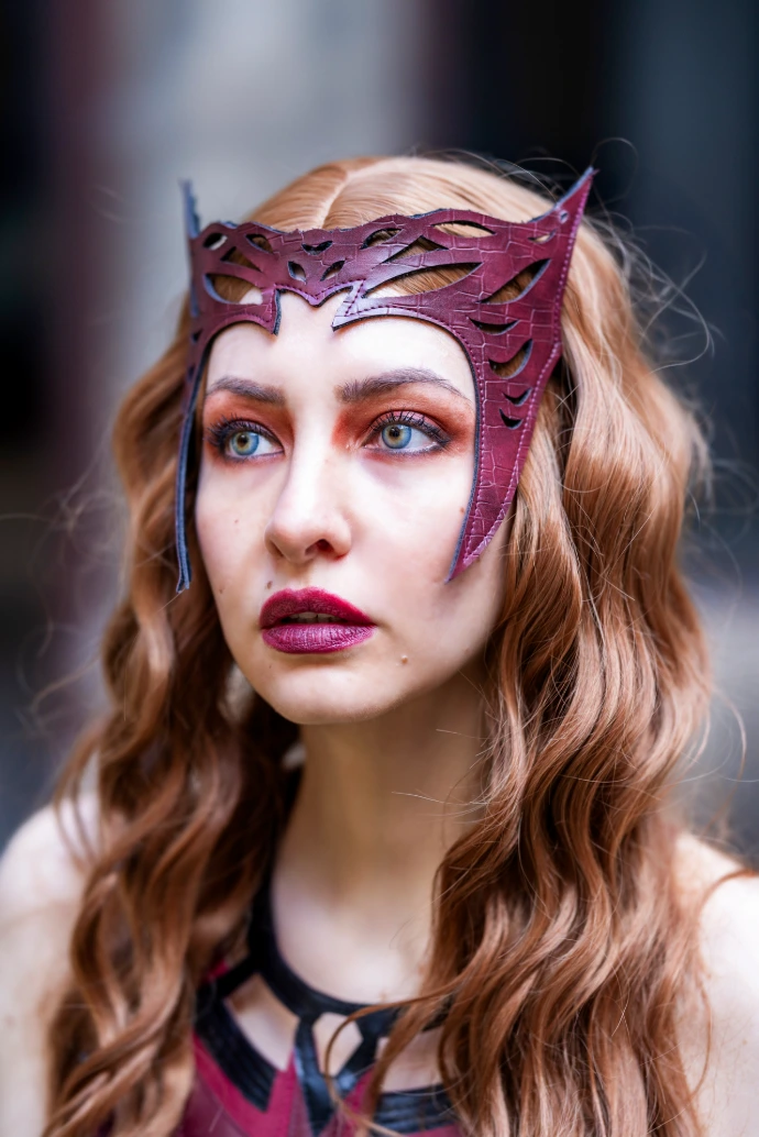 Fotografía profesional de cosplayer con cosplay de Wanda Maximoff Scarlet Witch
