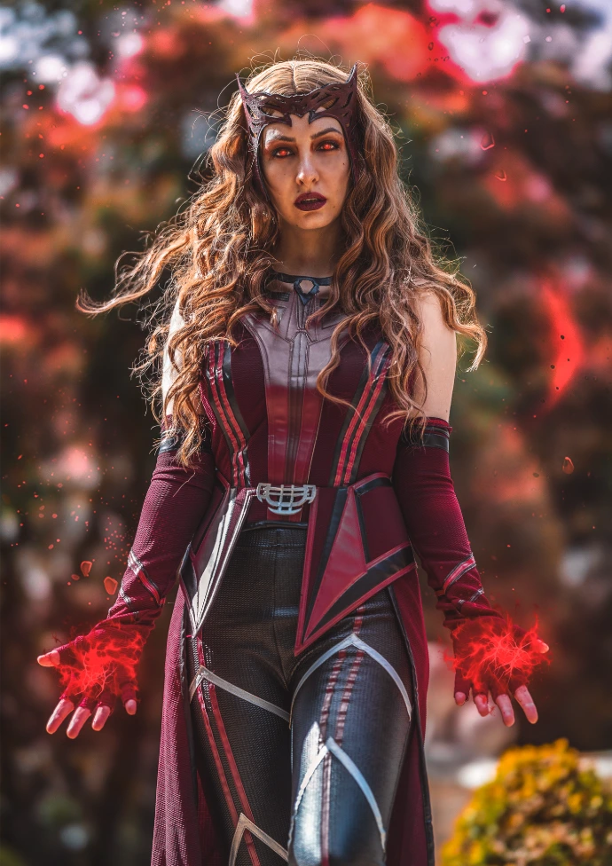 Soyittara caracterizada como Wanda Maximoff, Bruja Escarlata, en sesión de fotos cosplay