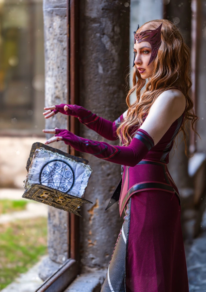 Cosplay de Bruja Escarlata Marvel con Darkhold volador por SoyIttara