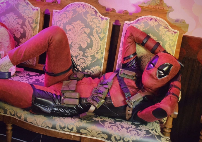 Lady Deadpool posando en fotografía de cosplay profesional