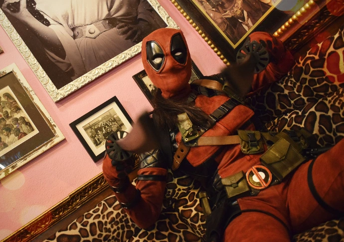 Soyittara caracterizada como Deadpool posando con katanas