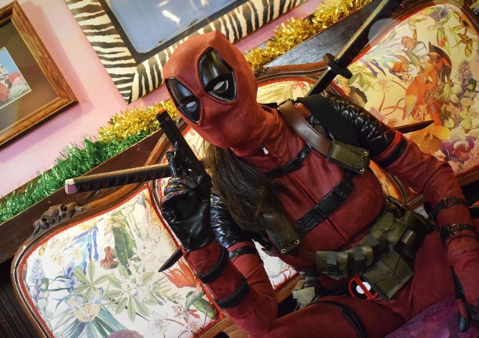 Cosplay Deadpool Marvel por Soyittara con traje rojo y negro completo