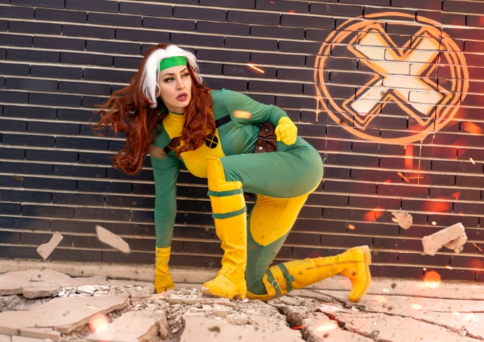Cosplayer Soyittara caracterizada como Pícara Rogue X-Men