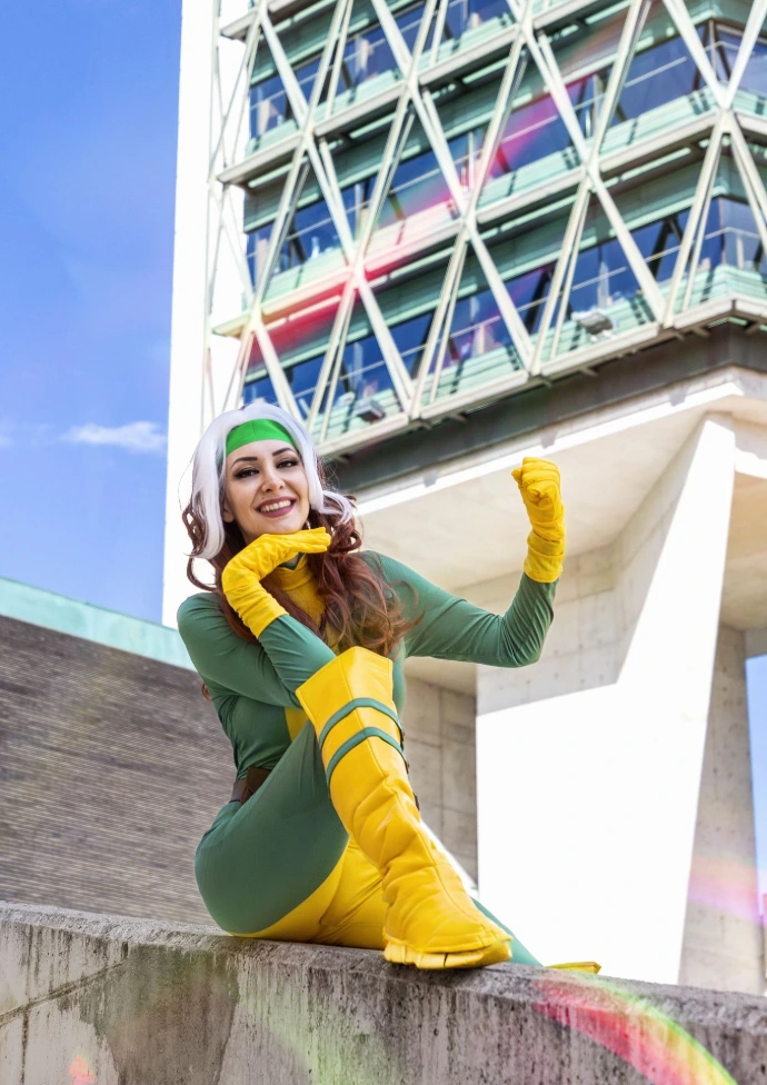 Cosplayer con traje de Rogue X-Men Marvel Comics