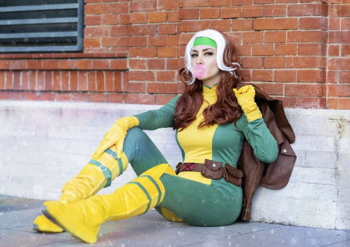 Cosplay Pícara Rogue X-Men por Soyittara con traje verde y amarillo y chaqueta marrón