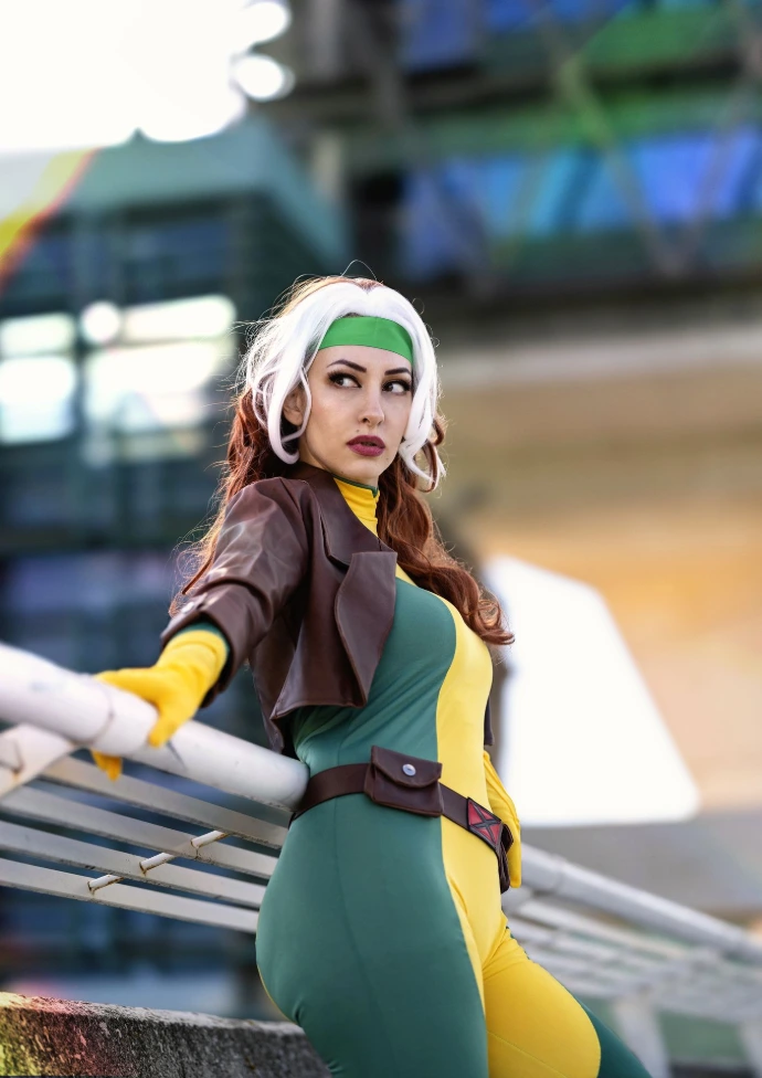 Recreación de Pícara Rogue X-Men con traje verde y amarillo