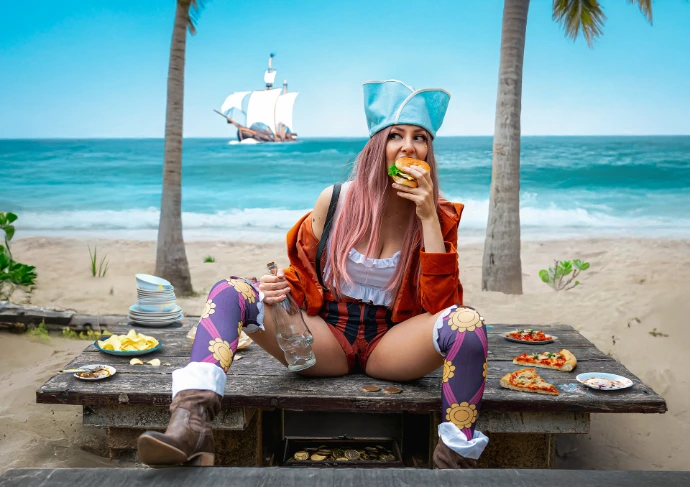 Recreación de Jewelry Bonney de One Piece con barco pirata y comida
