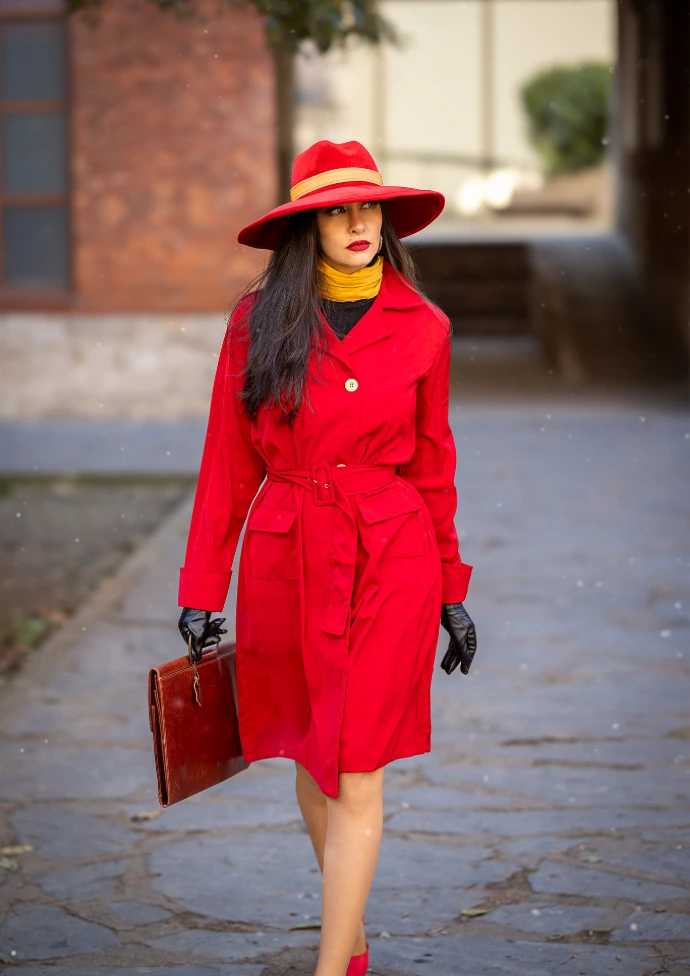 Cosplay Carmen Sandiego versión antigua dibujos animados