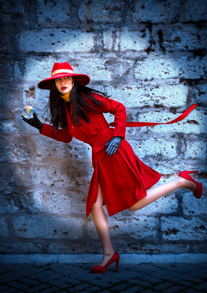 Carmen Sandiego serie clásica con traje completo por cosplayer en fotografía profesional