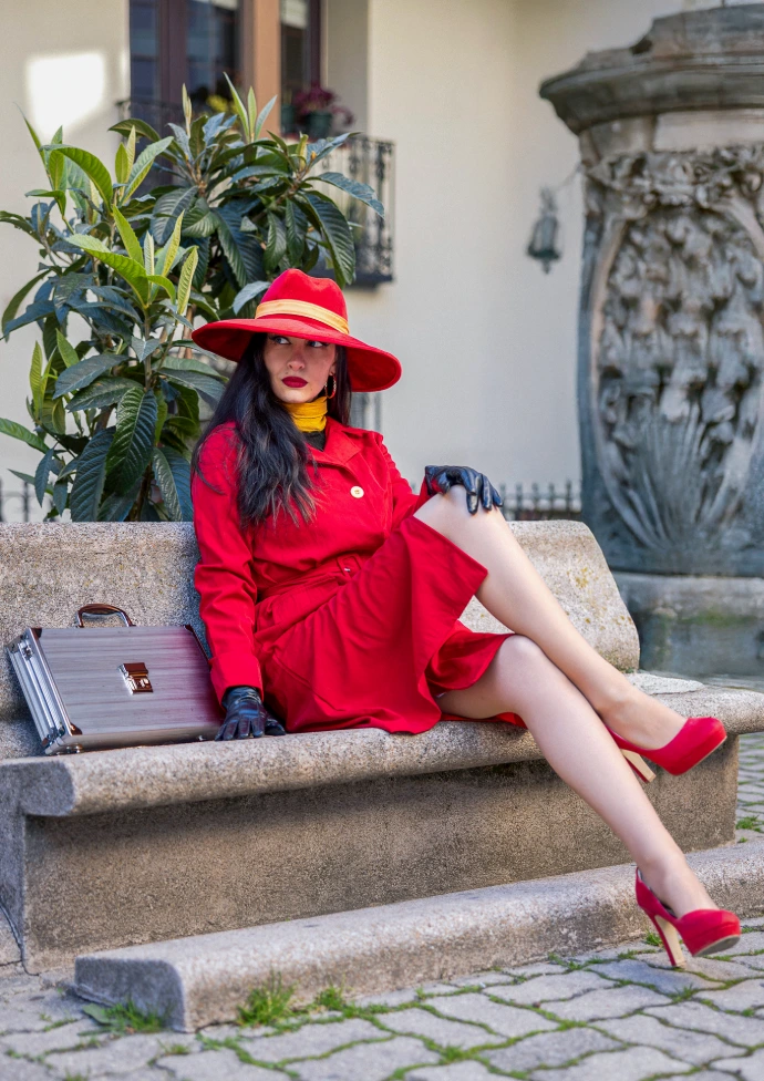 Cosplay Carmen Sandiego serie clásica por Soyittara con gabardina roja y sombrero