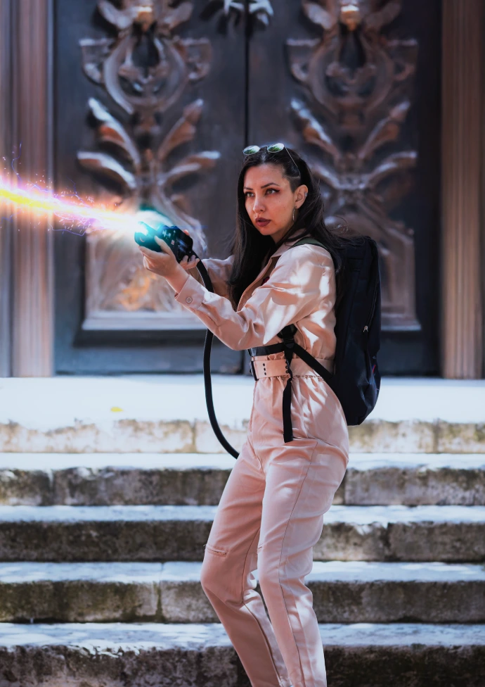 Cosplay Cazafantasmas por Soyittara con mono beige y Proton Pack