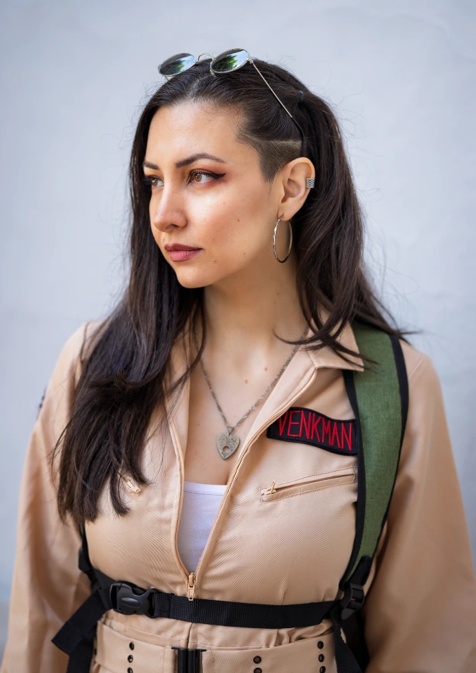 Cosplayer Ittara con traje de los Cazafantasmas original