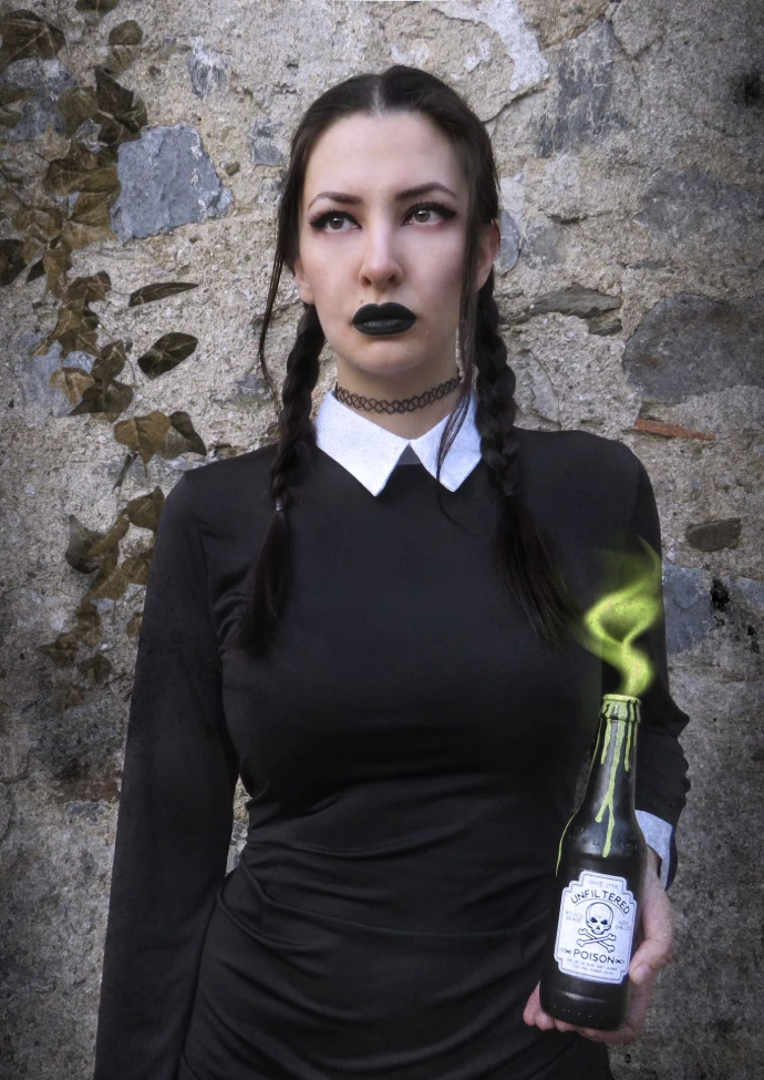 Cosplay Miércoles Addams completo con vestuario y peinado clásico