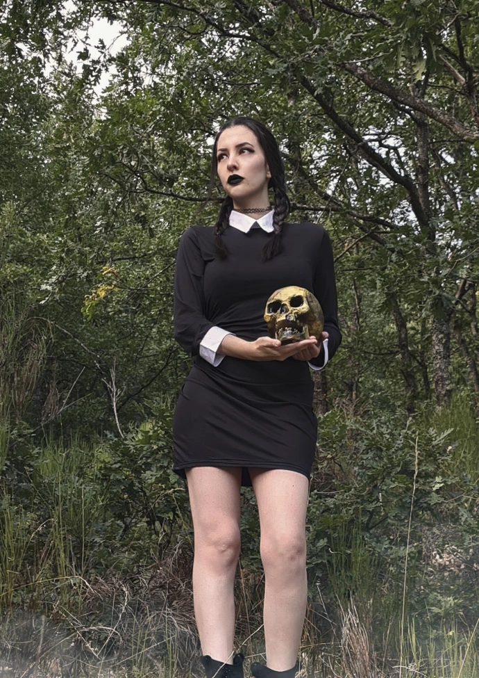 Recreación de Miércoles Addams con maquillaje sobrio y expresión seria