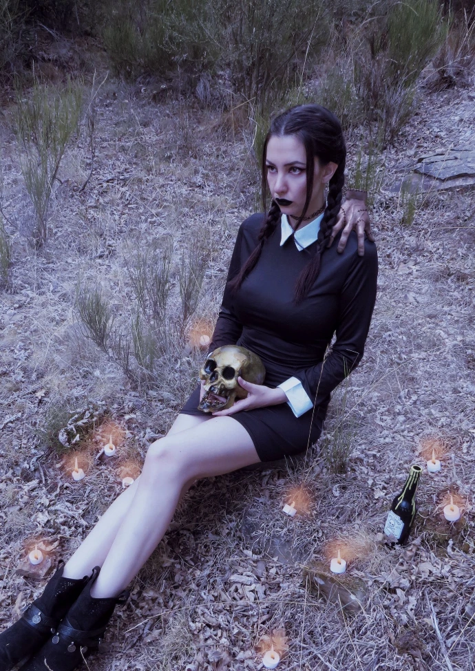 Soyittara caracterizada como Miércoles Addams con trenzas clásicas