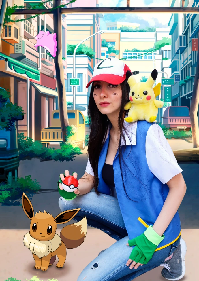 Soyittara caracterizada como Ash Ketchum con Pikachu y Eevee