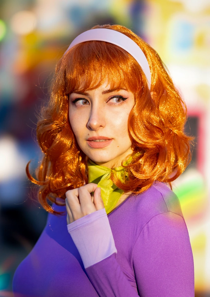 Recreación de Daphne Blake de Scooby-Doo en cosplay fiel al personaje fotografía retrato