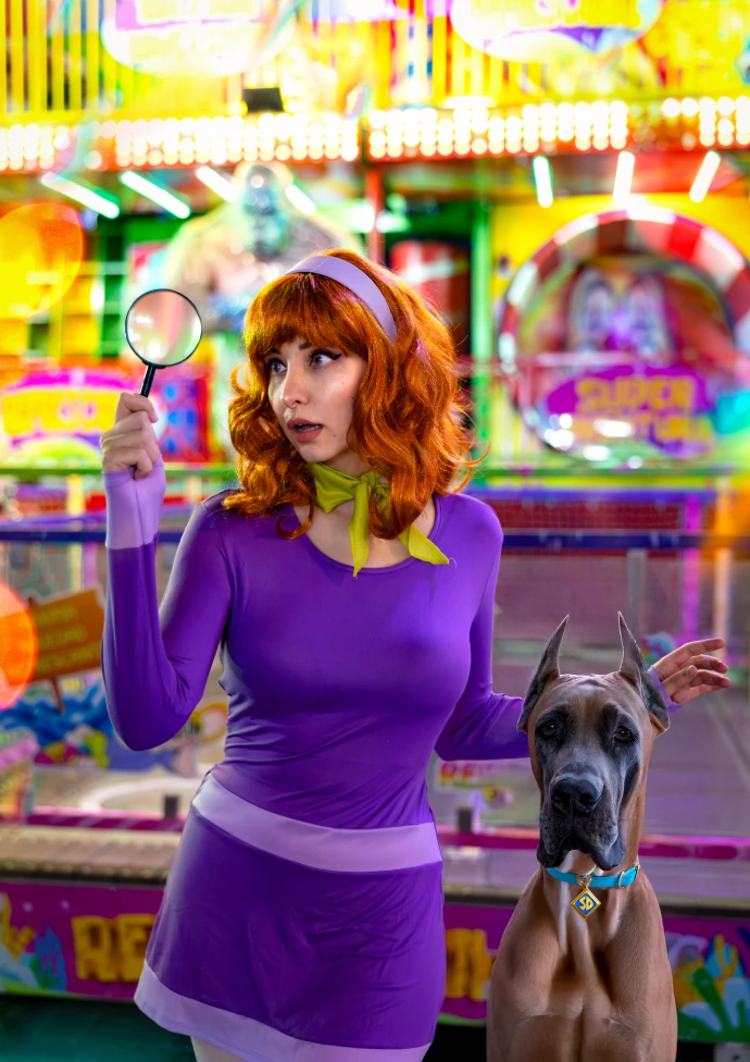 Cosplay Daphne Blake con vestido morado completo dibujos animados antiguos