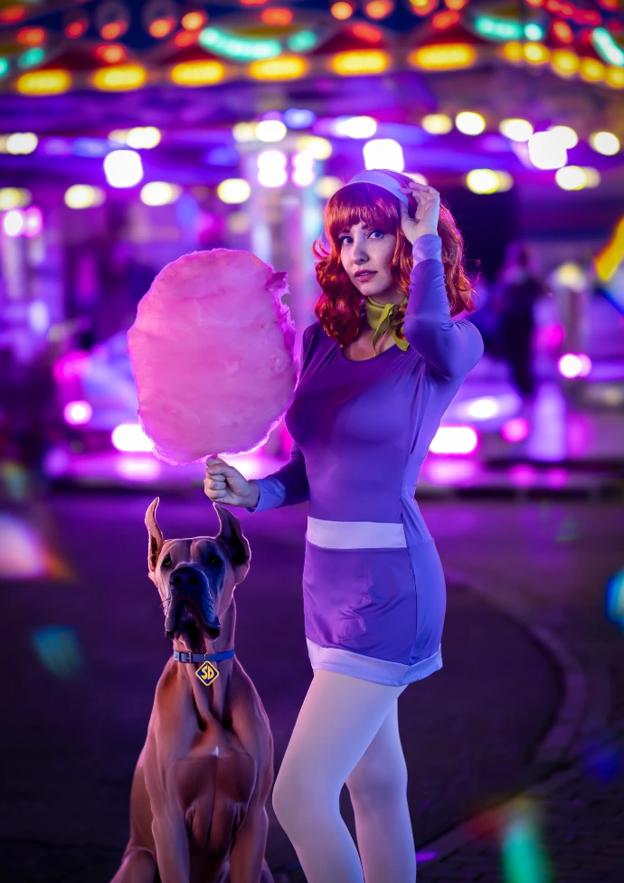 Soyittara caracterizada como Daphne Blake posando con look clásico de Scooby-Doo y perro