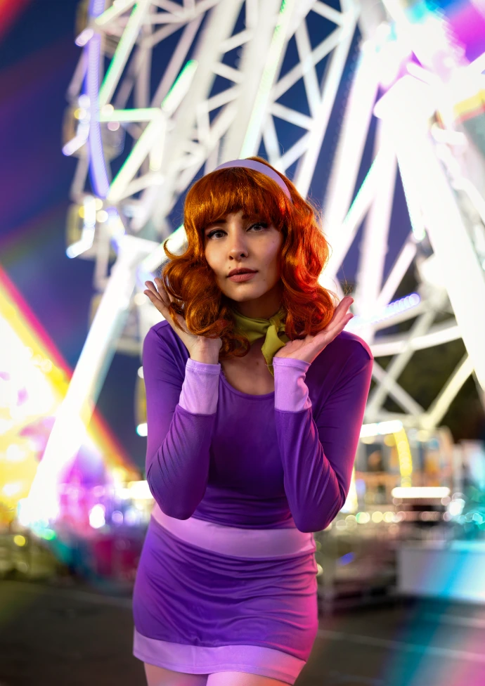 Cosplay Daphne Blake Scooby-Doo por Soyittara con vestido morado y pañuelo verde