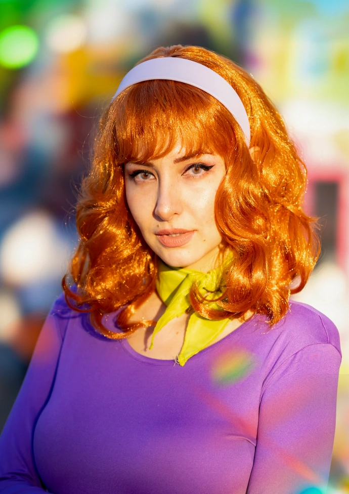 Detalle del cosplay de Daphne con accesorios y cinta para el cabello