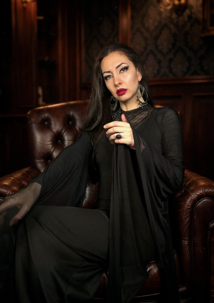 Cosplay Morticia Addams por Soyittara con vestido negro