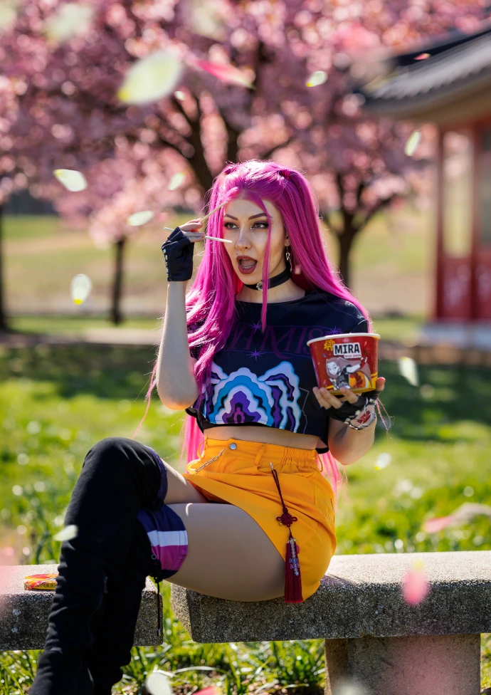 Mira Kpop Demon Hunters Huntrix cosplay con ramen