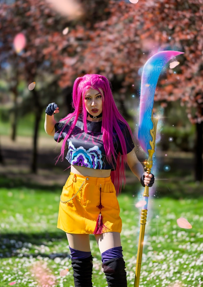 Mujer con cosplay y arma de Mira Huntrix Kpop Demon Hunters