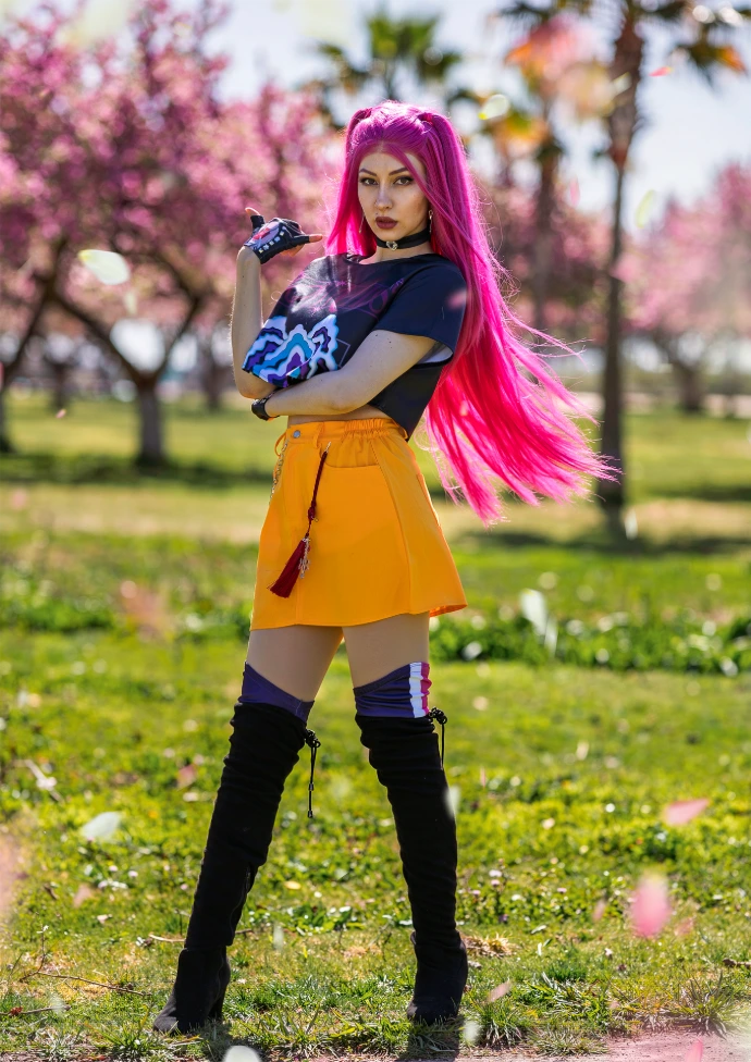 Mira Guerreras KPop posando con traje de la película