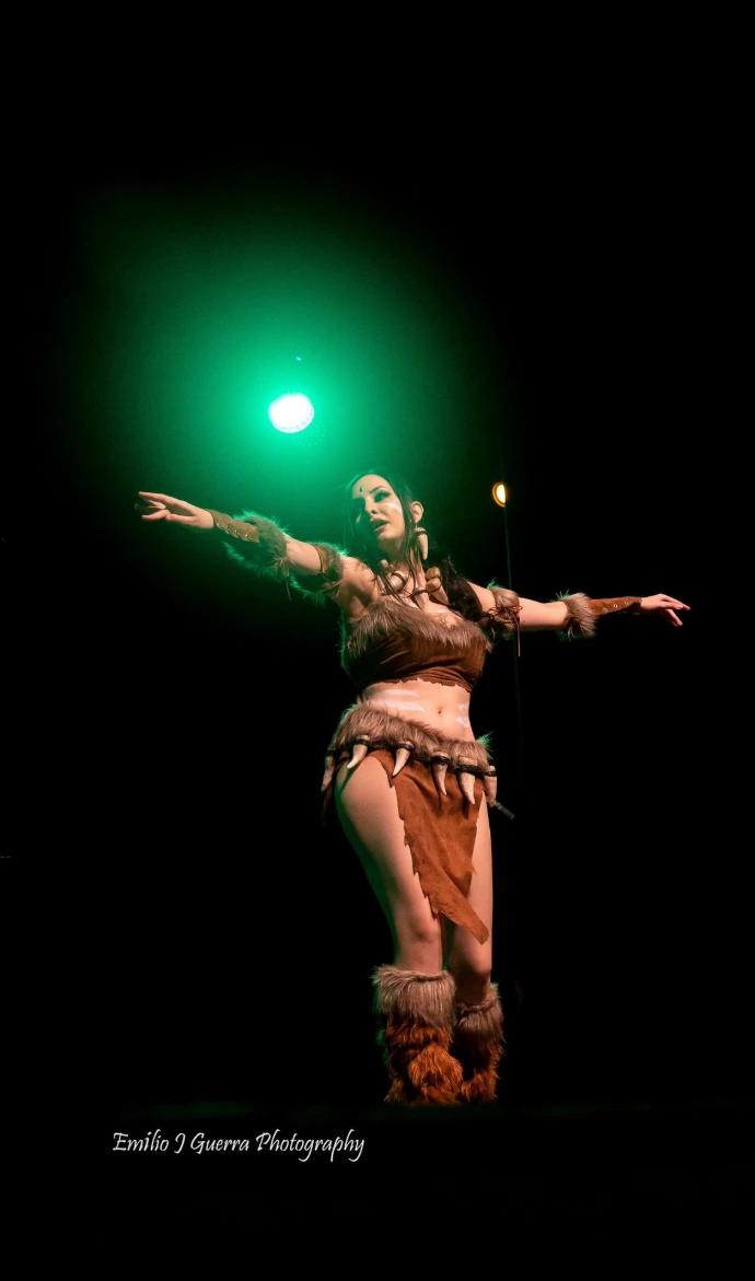 Animadora realizando un show en un evento sobre el escenario