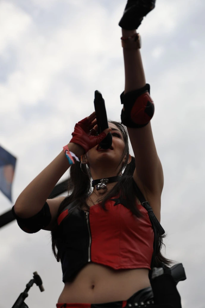 Speaker profesional animando durante un evento