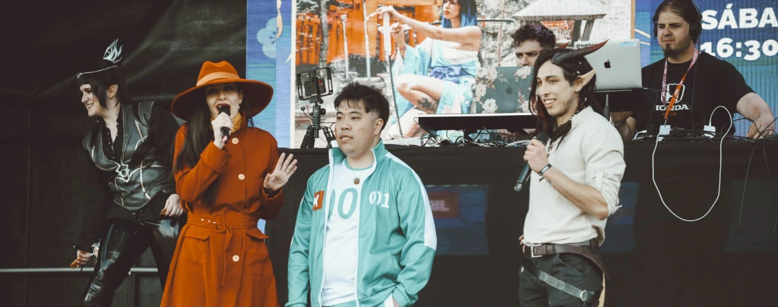 Soyittara presentando un concurso de cosplay sobre un escenario