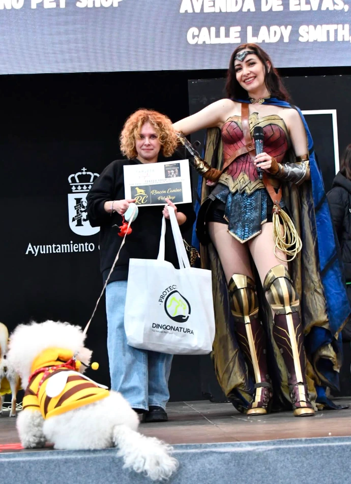 Maestra de ceremonias entregando premios en Iberocio Badajoz