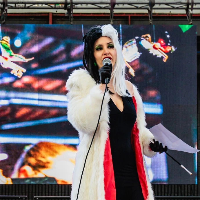 Presentadora profesional animando al público durante un concurso de cosplay