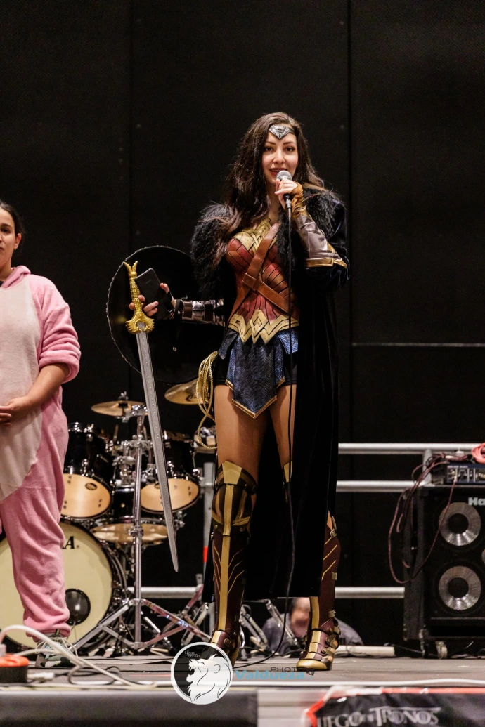 Presentadora profesional durante una feria temática de cosplay y anime