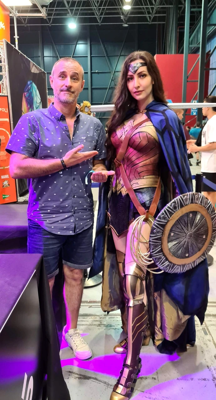 SoyIttara con cosplay de Wonder Woman con Claudio Serrano