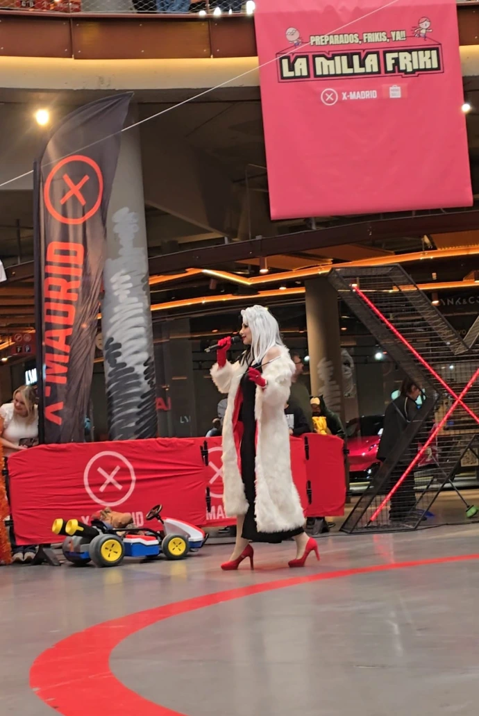Maestra de ceremonias en XMadrid durante un evento