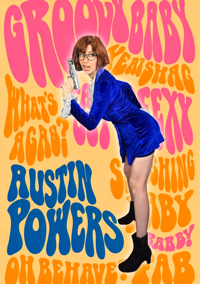 Cosplay del espía Austin Powers con vestuario clásico y accesorios
