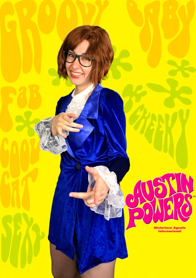 Soyittara caracterizada como Austin Powers con gafas y peluca