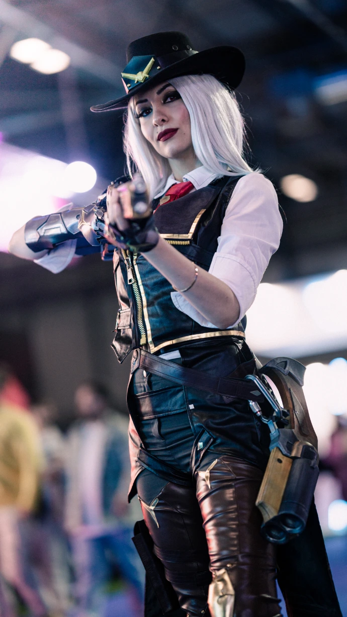 SoyIttara cosplayer en evento con traje profesional