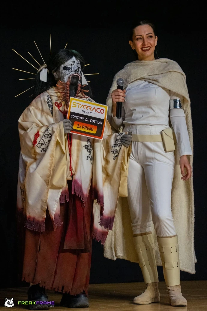 Presentadora cosplayer entregando premio en concurso